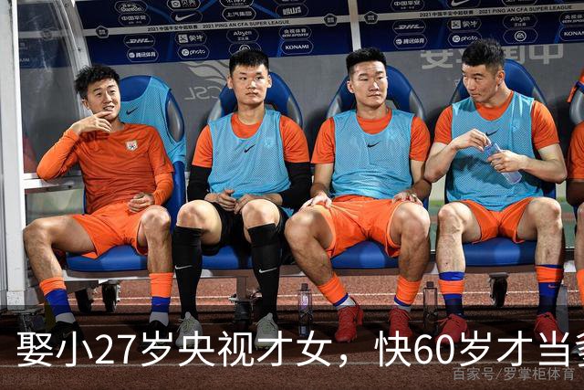 娶小27岁央视才女，快60岁才当爹，如今他衰老明显，娇妻气质出众